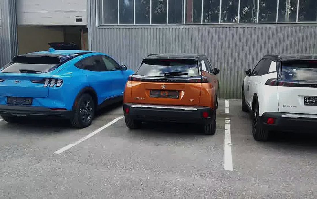 Tre elbiler klargjort og satt ut på rekke